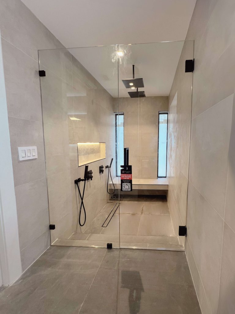 High-quality glass shower enclosure for modern bathrooms. Durable mirrors and sleek design.