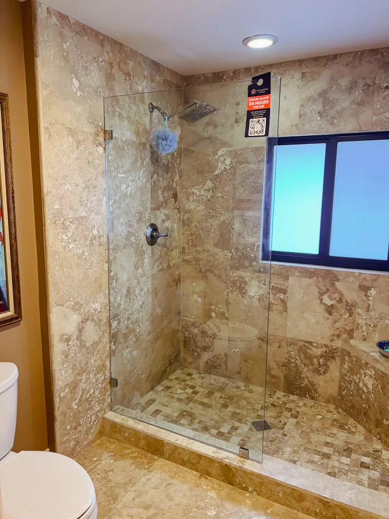 High-quality glass shower enclosure for modern bathrooms. Durable, clear, and sleek glass perfect for a luxurious shower experience.