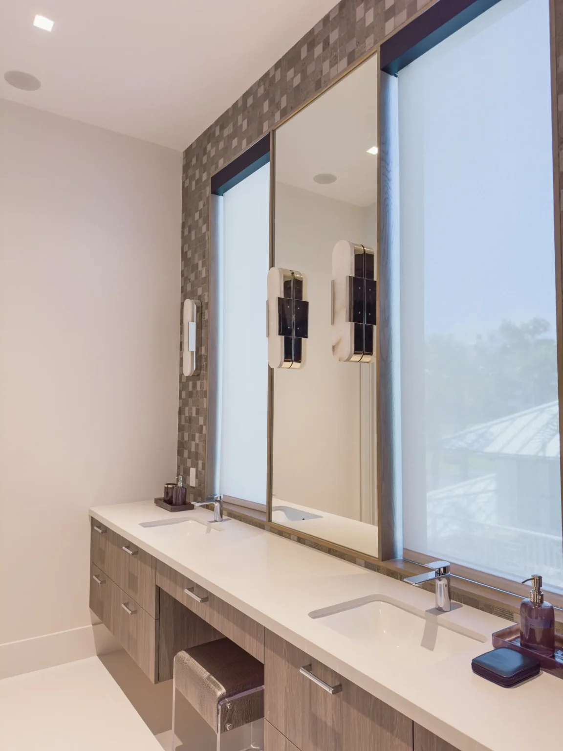 Mirror fitted between two windows over a double vanity